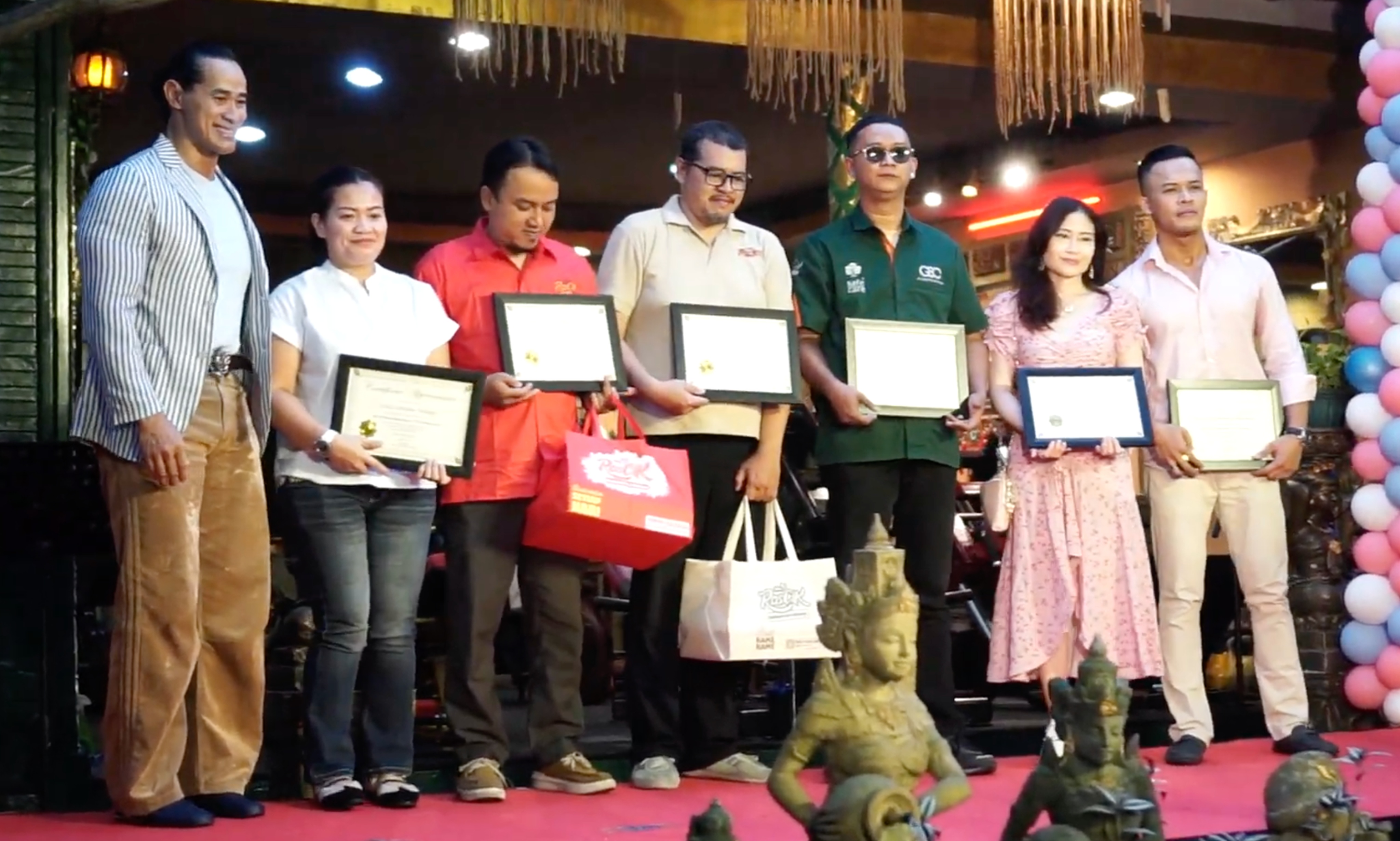 ADE RAI BERI PENGHARGAAN KEPADA ROSCIK
